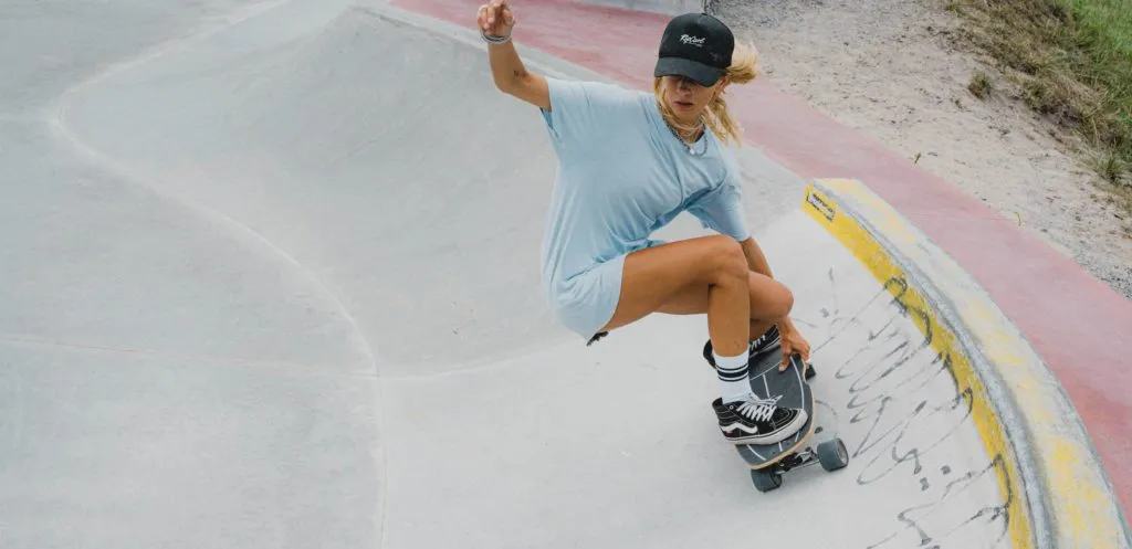 Kobieta jeżdżąca na deskorolce po rampie. Surfskate Curfboard SE.